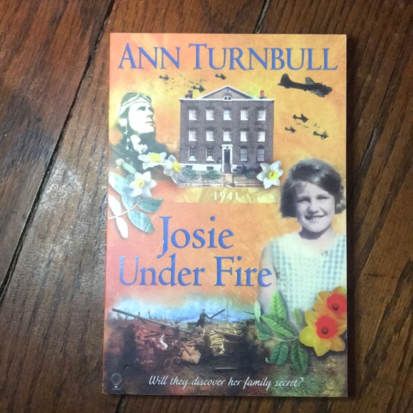 “Josie Under Fire” book by Ann Turnbull - Picture 1 of 2